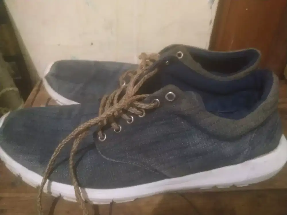 Sepatu Sneakers Denim