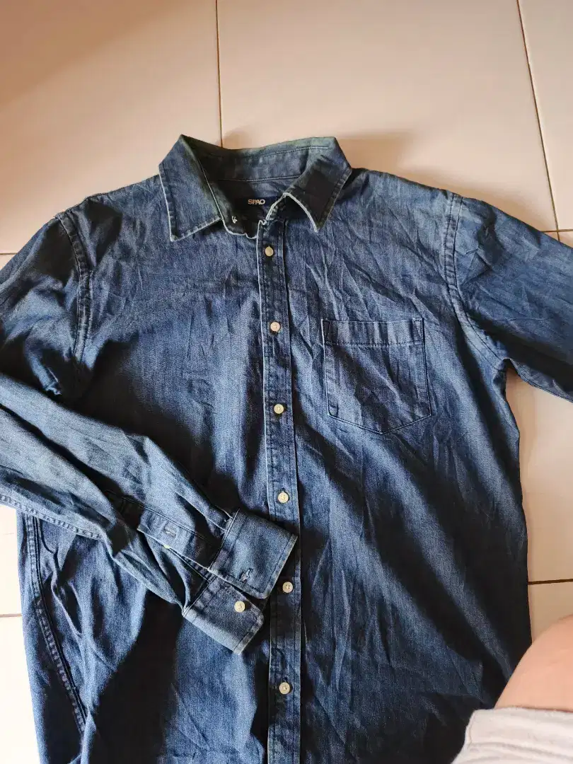 Kemeja denim brand SPAO