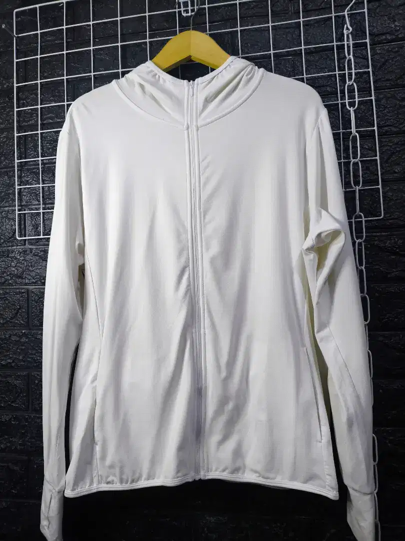 Jaket running UNIQLO airism putih mulus