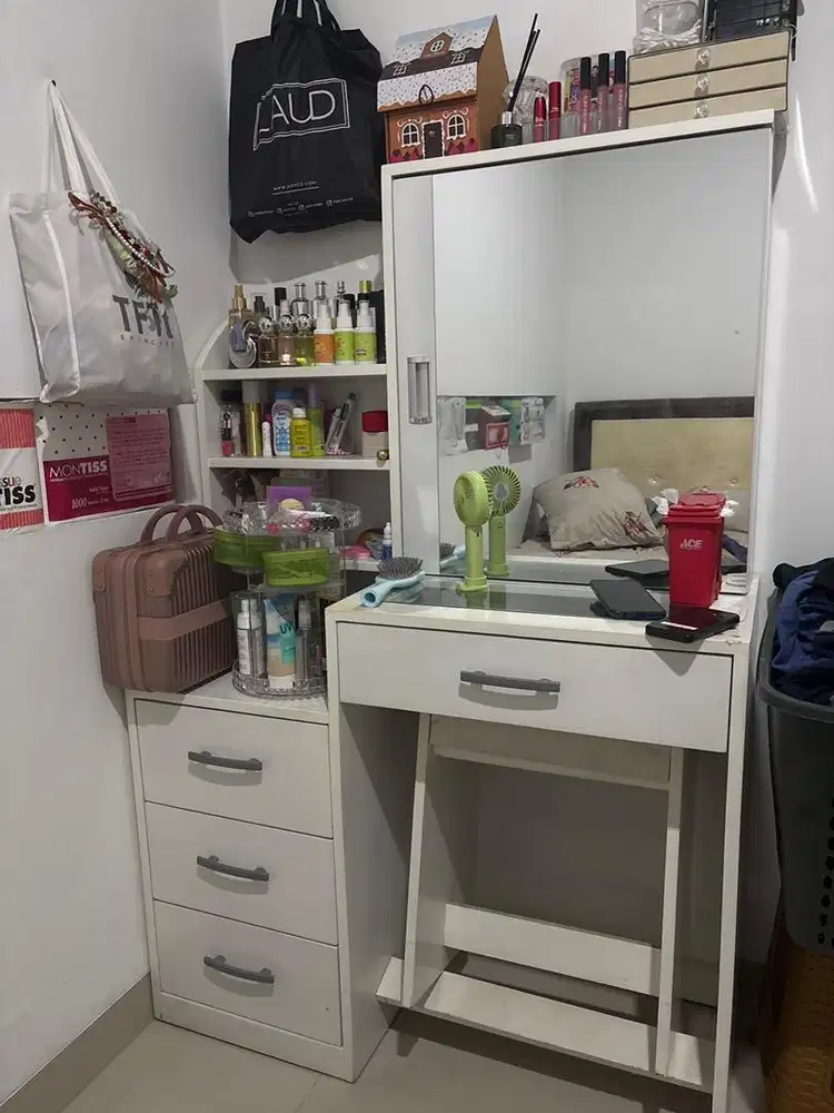 Dijual cepat meja rias pake kaca