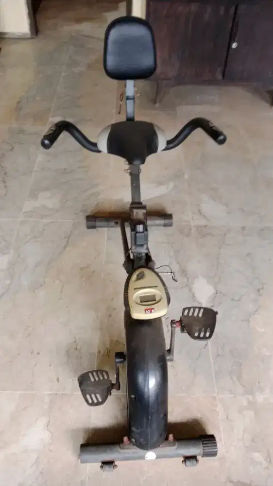 Sepeda statis untuk olah raga cardio,juga bisa untuk terapi  lutut