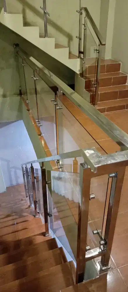 Reling tangga kaca tampred besi dan stanlis