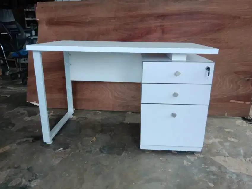 Meja kantor laci uk 120 x 60 x 75