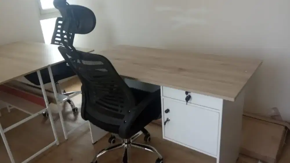 Peralatan Kantor Meja Kursi Kerja Staff