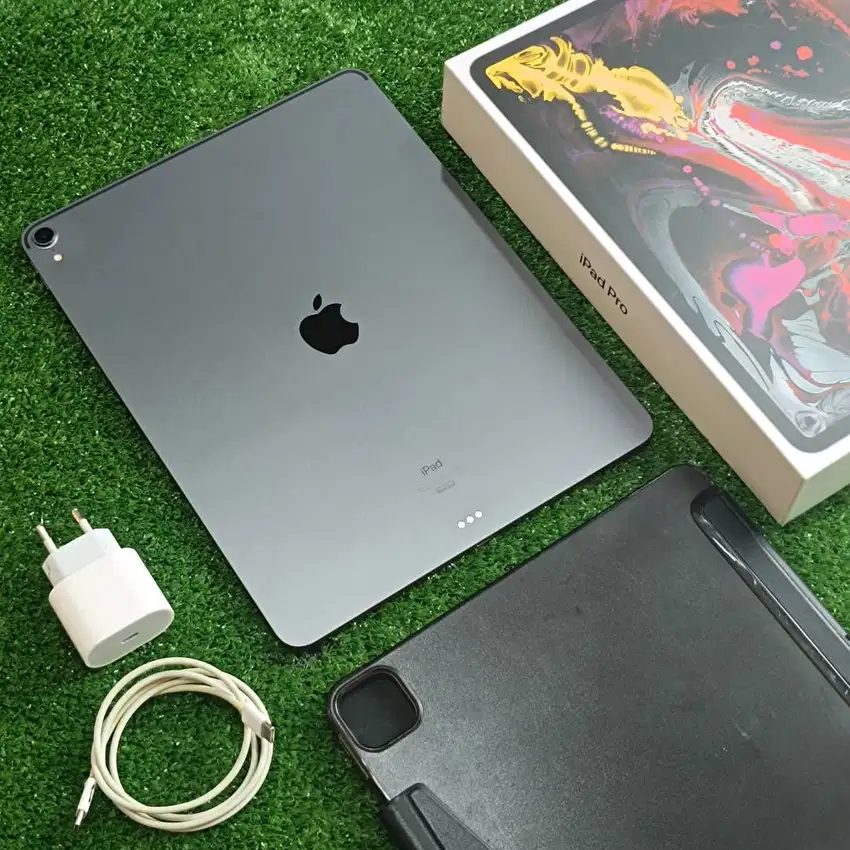 iPad Pro 12.9 Gen 3 256Gb Space Gray wiFi only ex iBox Kondisi 97%