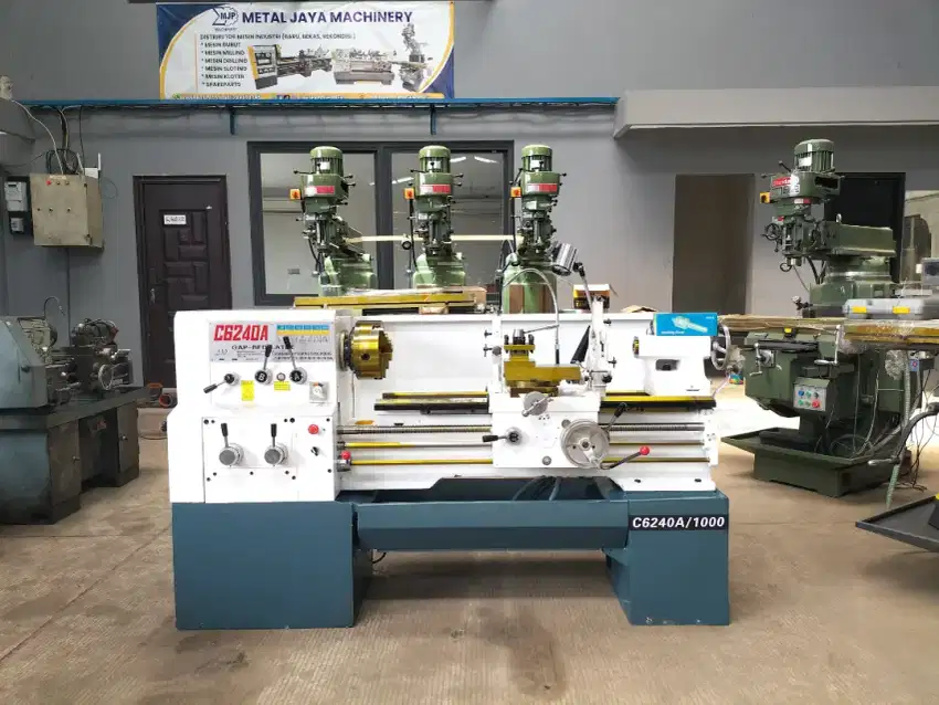 Dijual mesin bubut C6240 x 1000 rekondisi pabrik 90% siap kerja