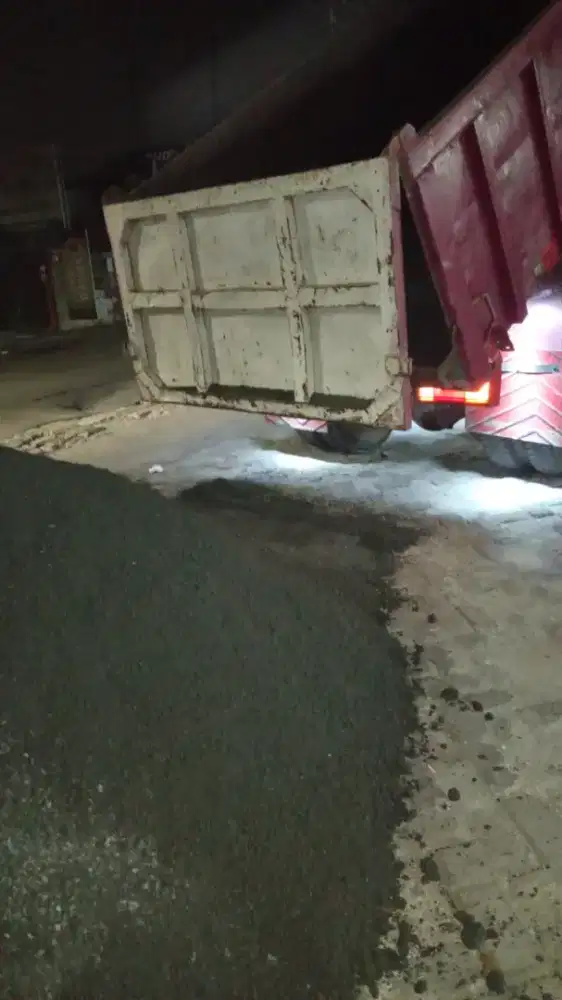 Batu belah pasir pasang pasir cor abu basah