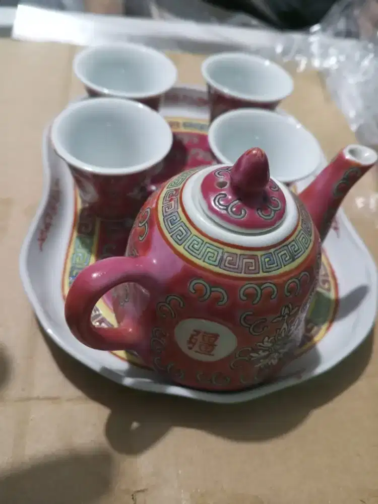 Keramik guci motif warna merah