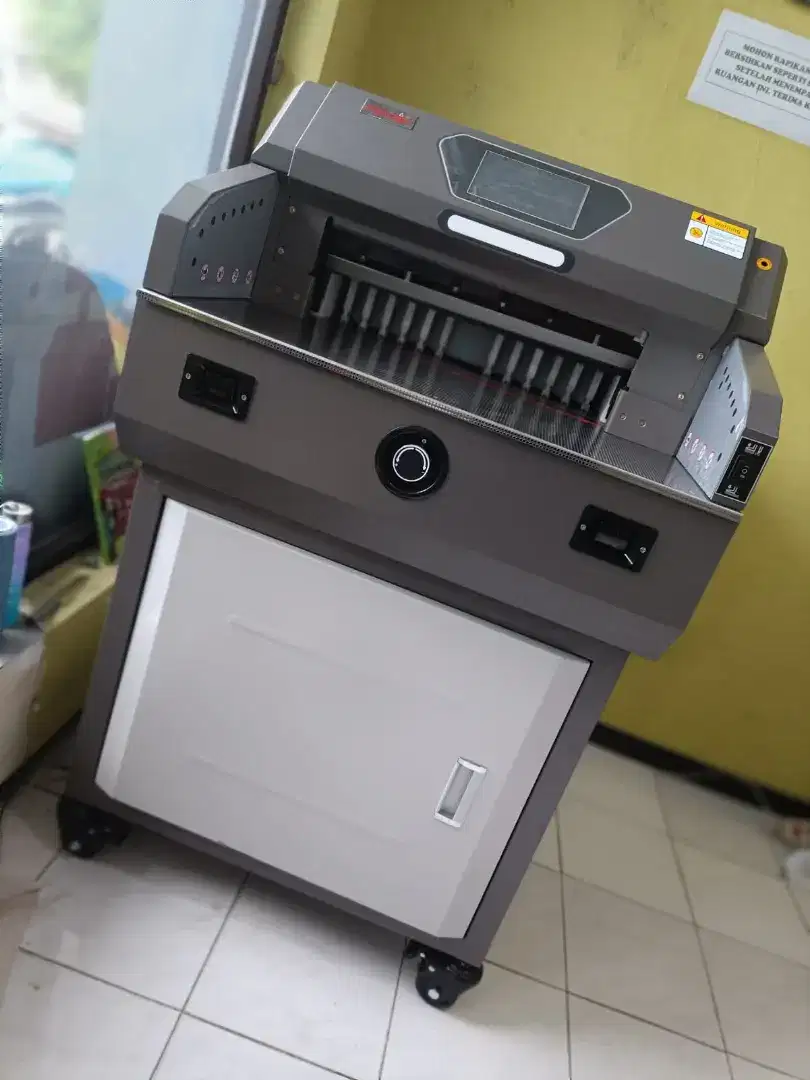 Mesin potong kertas otomatis A3+ uk 49