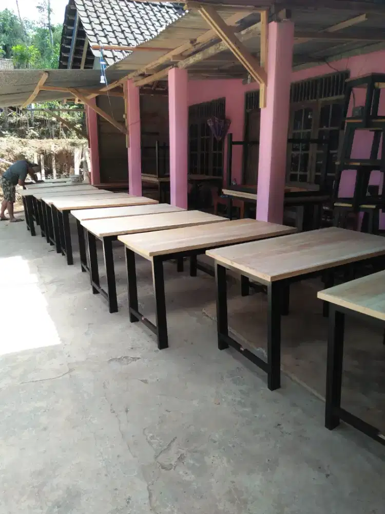 Pengrajin kursi dan meja