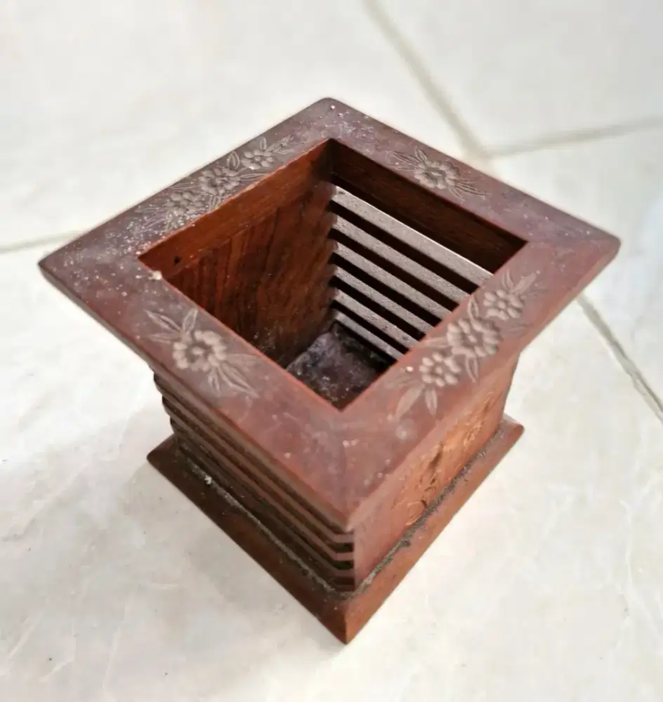 TEMPAT ALAT TULIS DAN BULPOIN DARI KAYU JATI DENGAN DESAIN VINTAGE