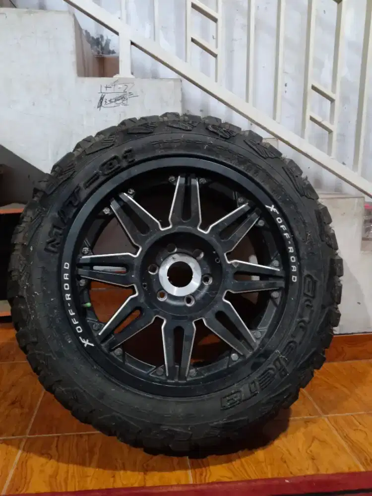 Dijual velg dan ban pajero