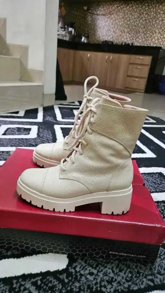 Sepatu booth Obermain