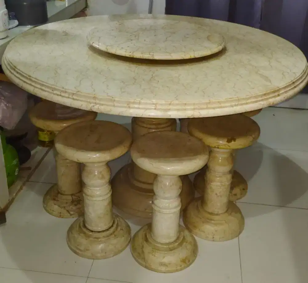 Meja dan kursi makan mamer