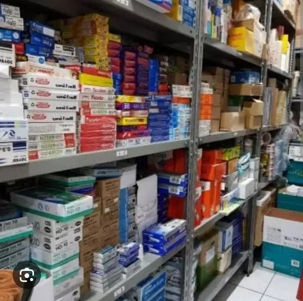 Karyawan Penjaga Toko ATK di Bekasi Utara