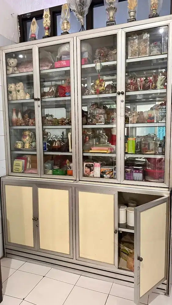 Lemari showcase aluminium bekas