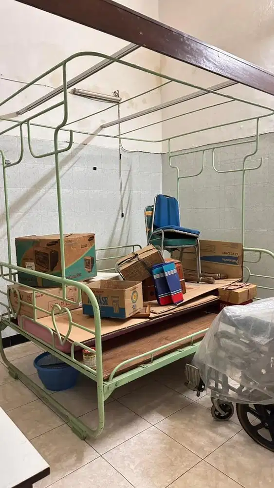 Ranjang besi vintage