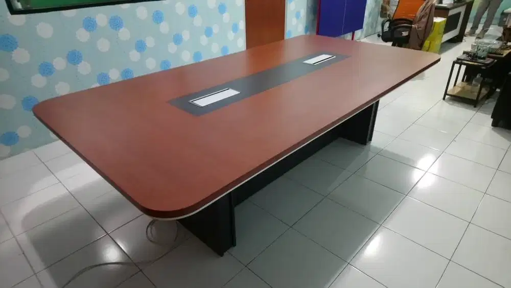 Meja Rapat Kantor 2,7 meter Untuk 12 Orang Dengan Stop Kontak 6 titik