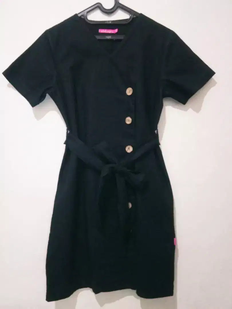Mididress Merk Chicgirl warna Hitam