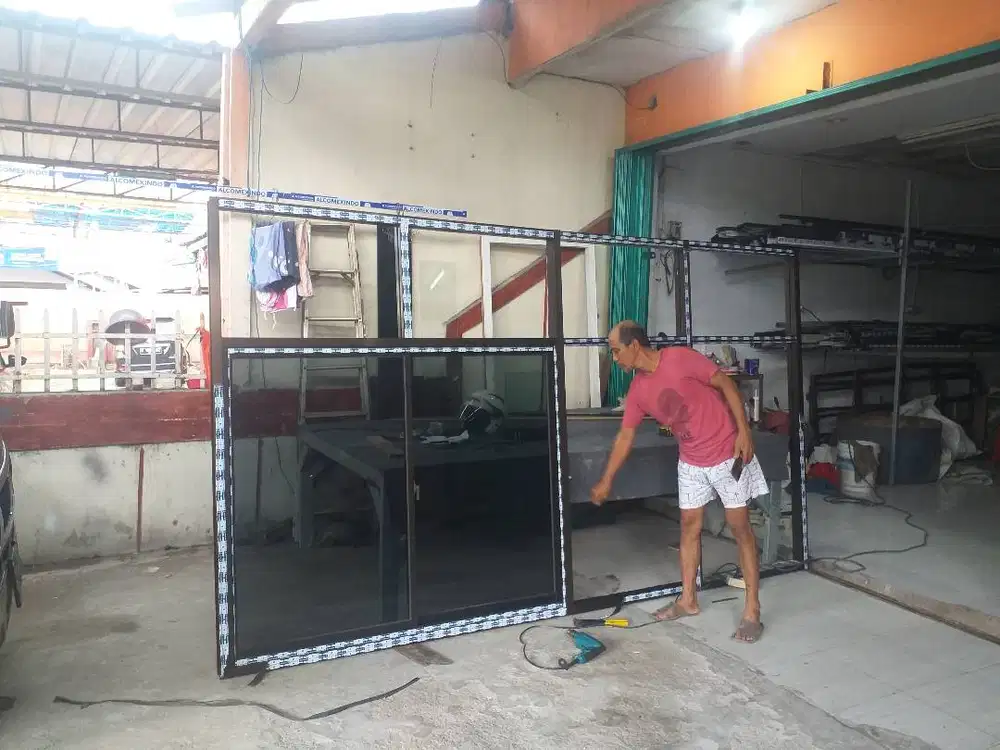 Mengerjakan Kusen Jendela Pintu Aluminium Kitcheset Kaca Tempered