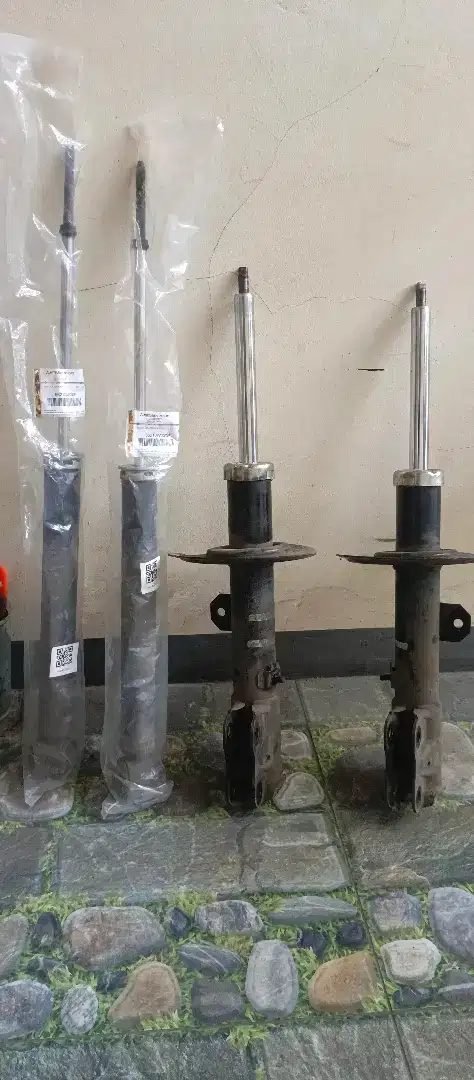 Shockbreaker Xpander Original bawaan Mobil. Kondisi 80an%, 1 set 4pcs.