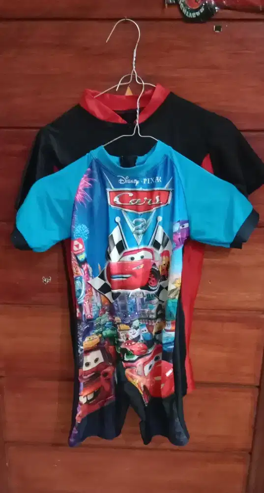 Dua Baju renang anak SD.
