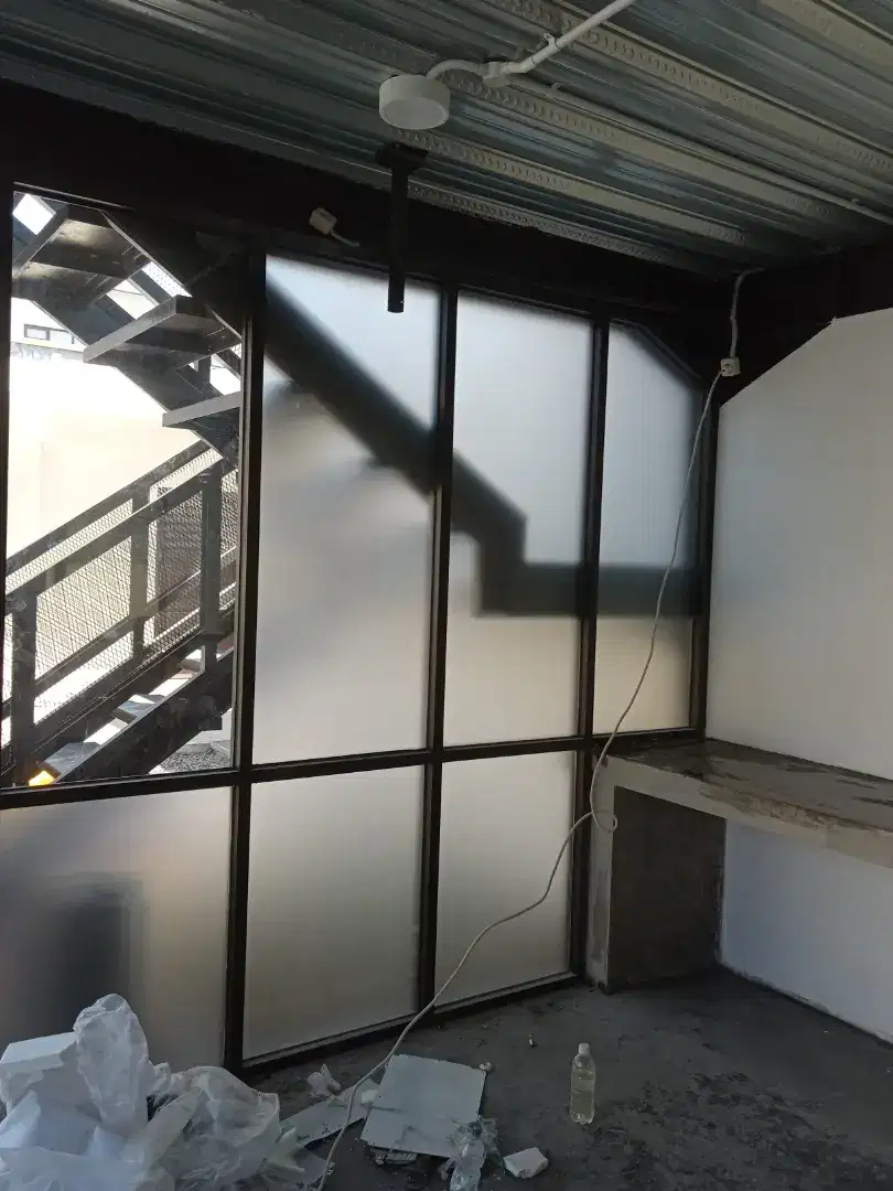 Spesialis Kaca Film Cutting Sticker Kantor Rumah Gedung Mobil Murah
