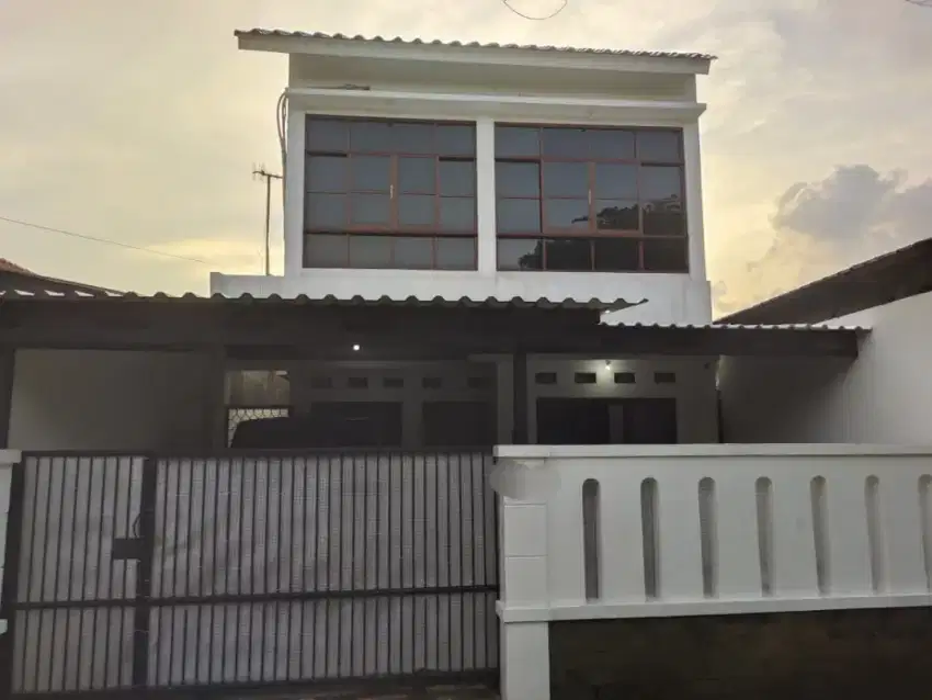 DIJUAL RUMAH 2 LANTAI SEMI FURNISHED