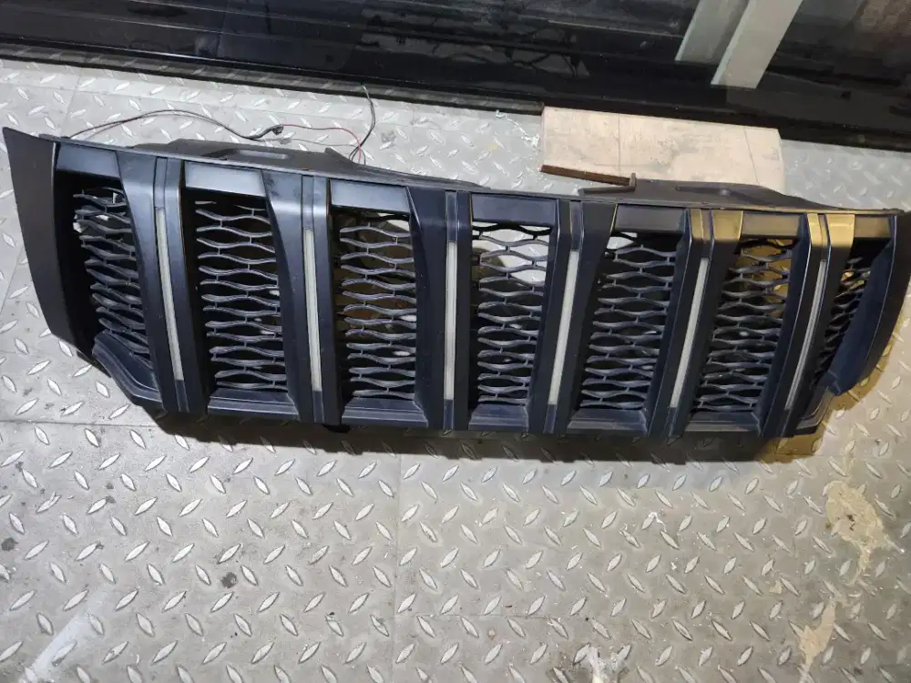 Grill,garnis nissan navara np300