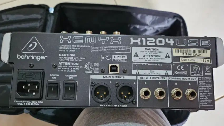 Mixer Behringer Xenyx X1204USB