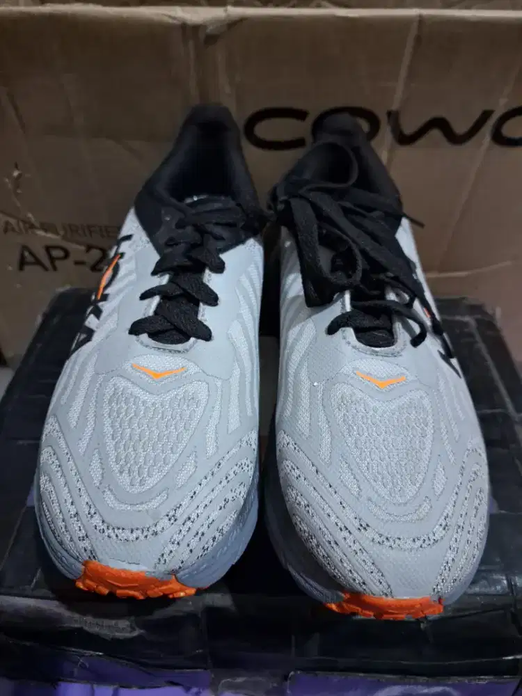 Sepatu running hoka