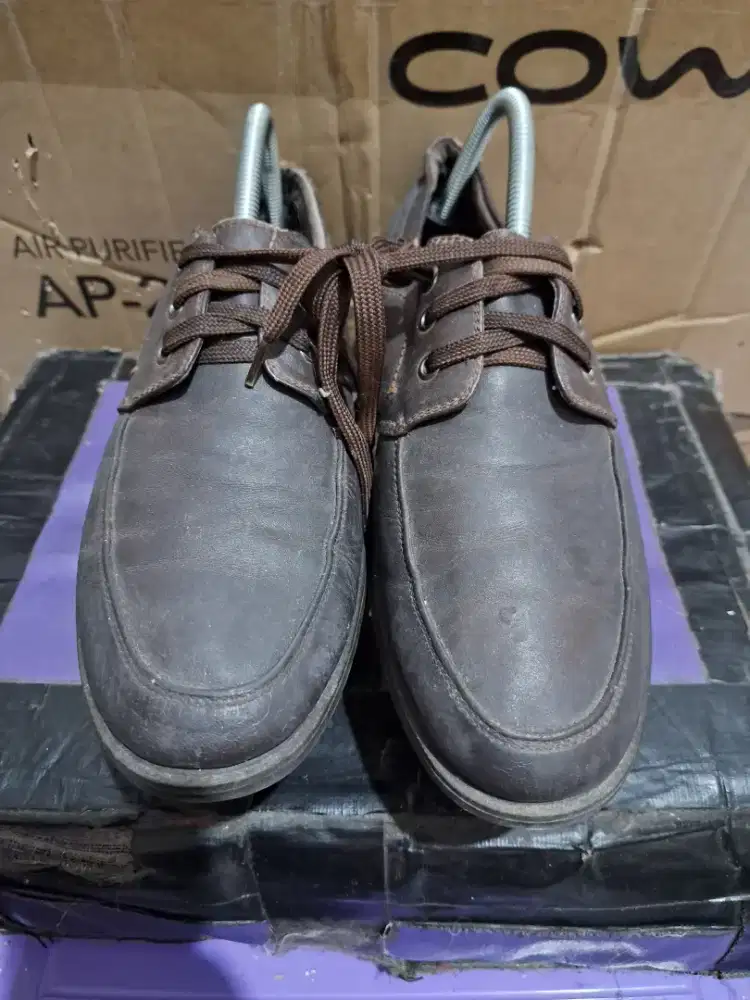 Sepatu pentofel kulit