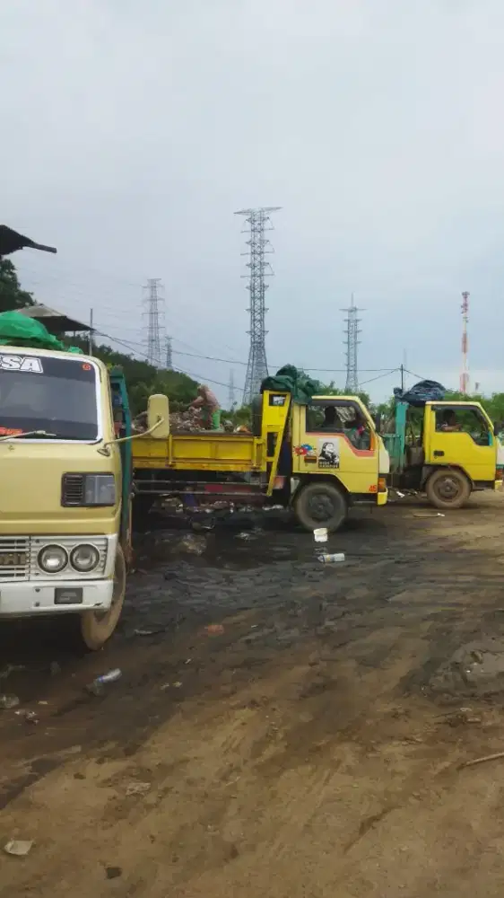Urugan material puing dan tanah merah