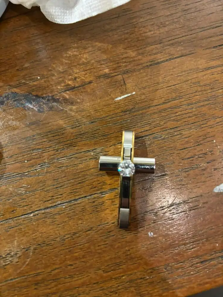 Liontin salib kalung