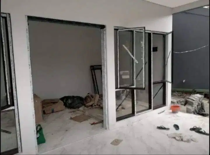 Mengerjakan Kusen Pintu Jendela Aluminium Kitchen set Kaca Tempered