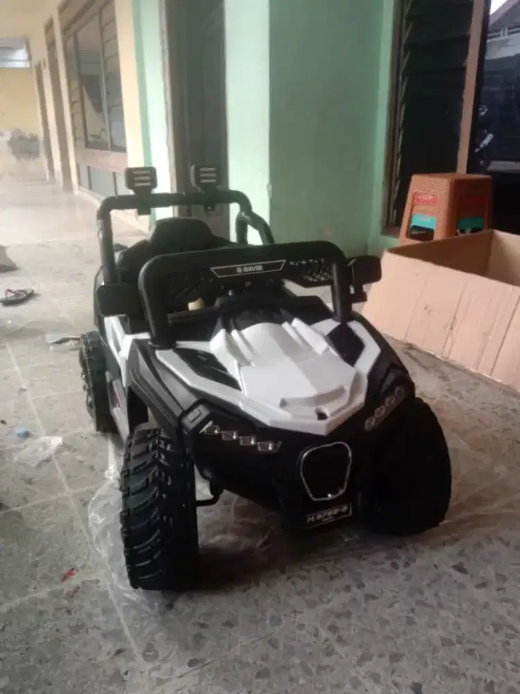 Mobil Jeep mainan anak
