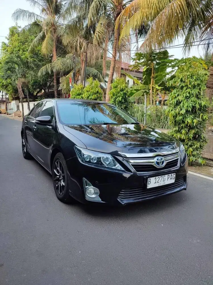 Toyota Camry 2.5 Hybrid at metic th 2014 hitam nopol genap jakarta