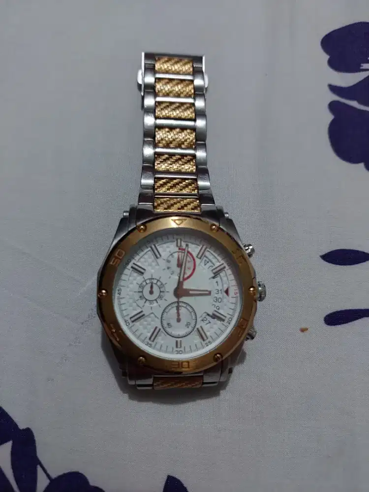 Di jual jam tangan merek Gues masih mulus kali