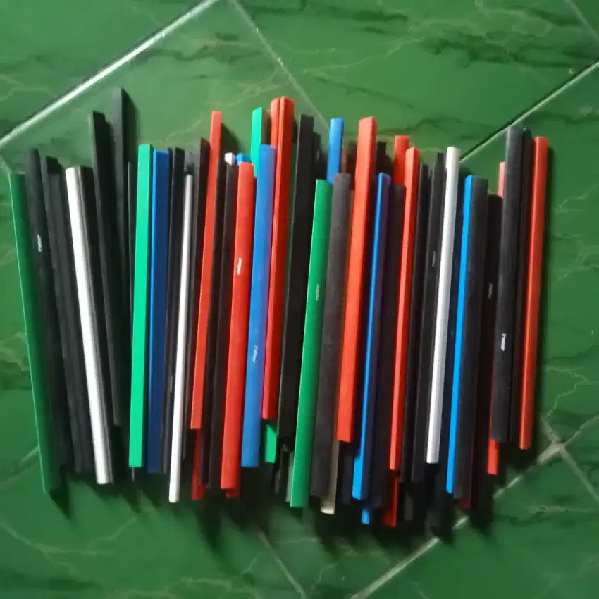 Slide binding plastik F4 baru ada 59 pcs