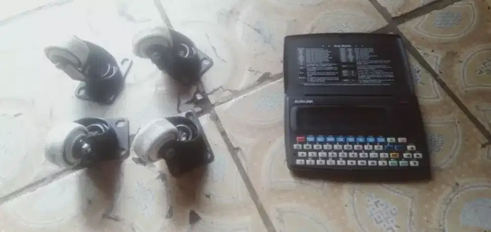 Slhkn plh slh 1 dr se paket roda lemari atau sblh nya hrg murah sj cpt