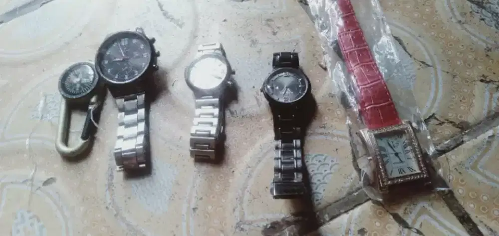 Se paket jam tgn lawas kond hdp mgkn ada yg tertarik se lg ada cpt deh