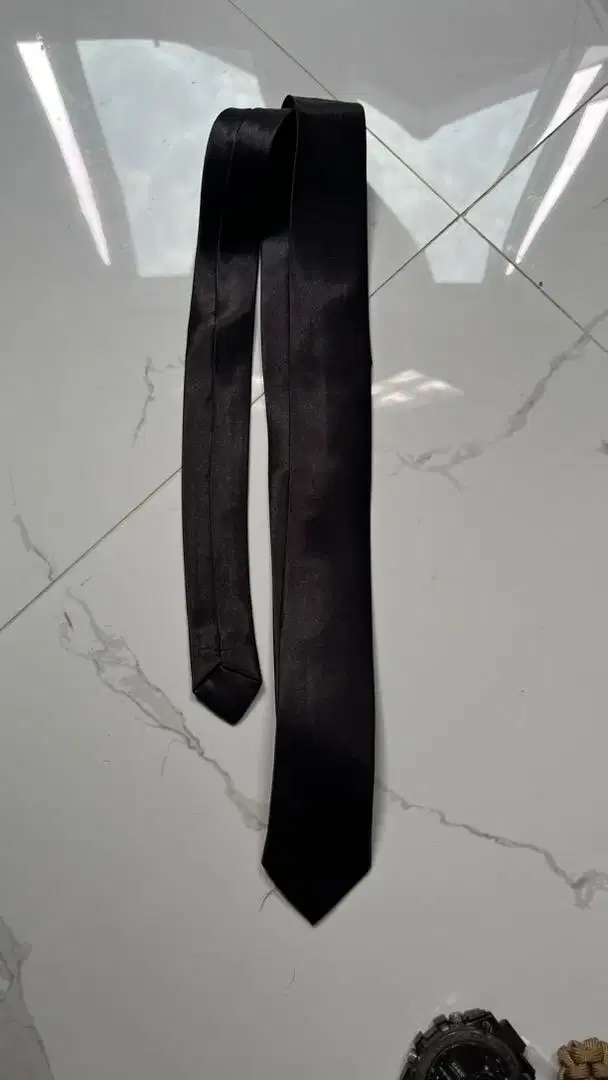 Dasi hitam pria