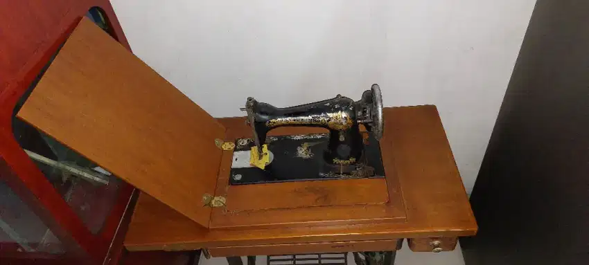 Koleksi Mesin Jahit Singer Antik 1952