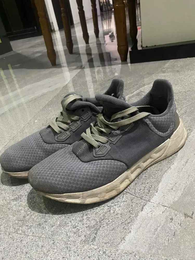 Sepatu sporty jalan santai