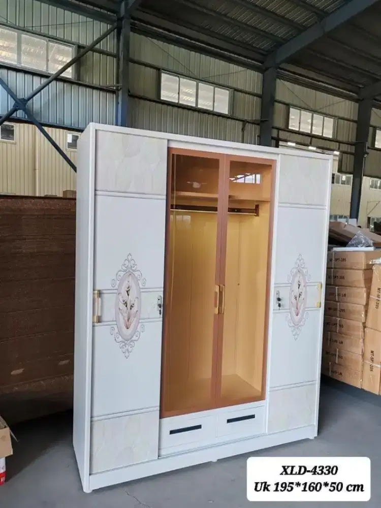 Lemari besi 4 pintu led