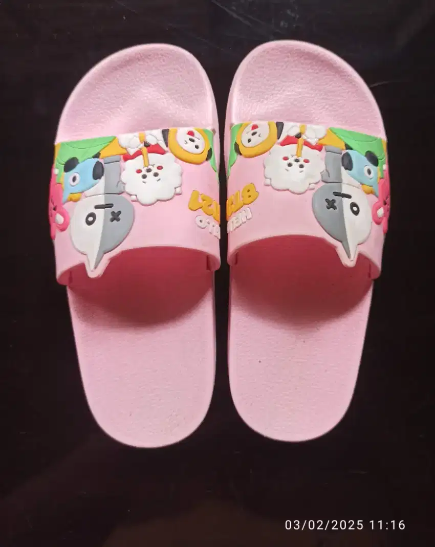 Sandal slop karet anak BT21 size 33