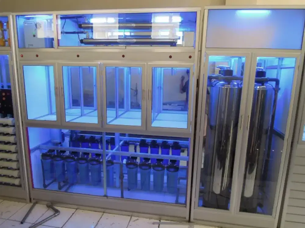 Karyawan penjual air isi ulang