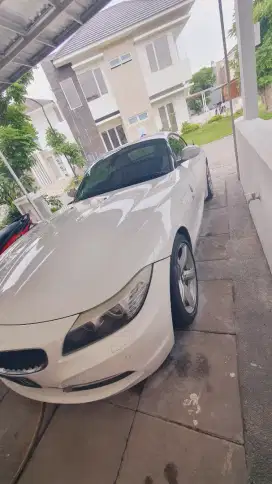 BMW Z4 sDRIVE20i AT White On Red