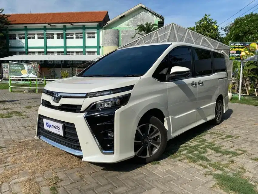 Toyota Voxy 2.0 Bensin-AT 2018 Putih LIU