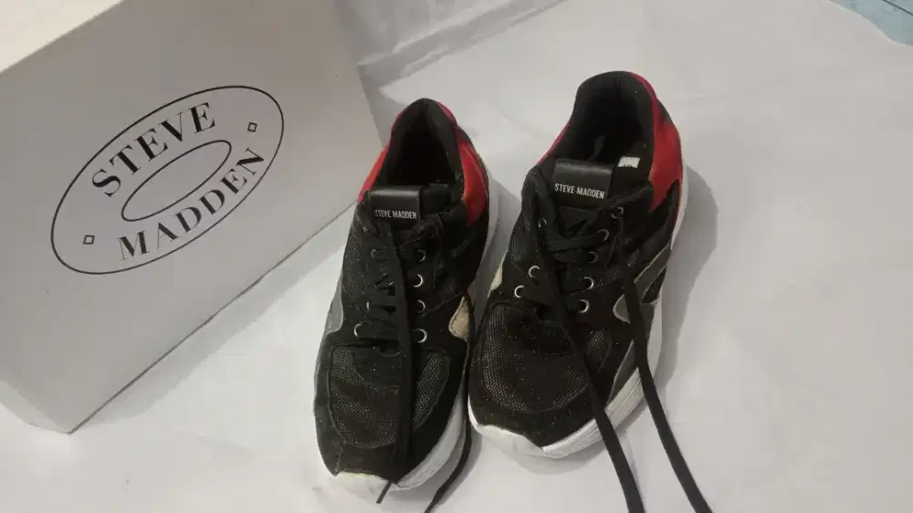 Sepatu Steve Madden Pria